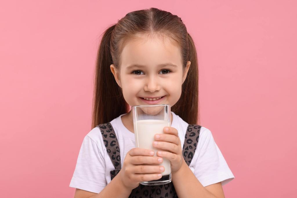Niña bebiendo leche