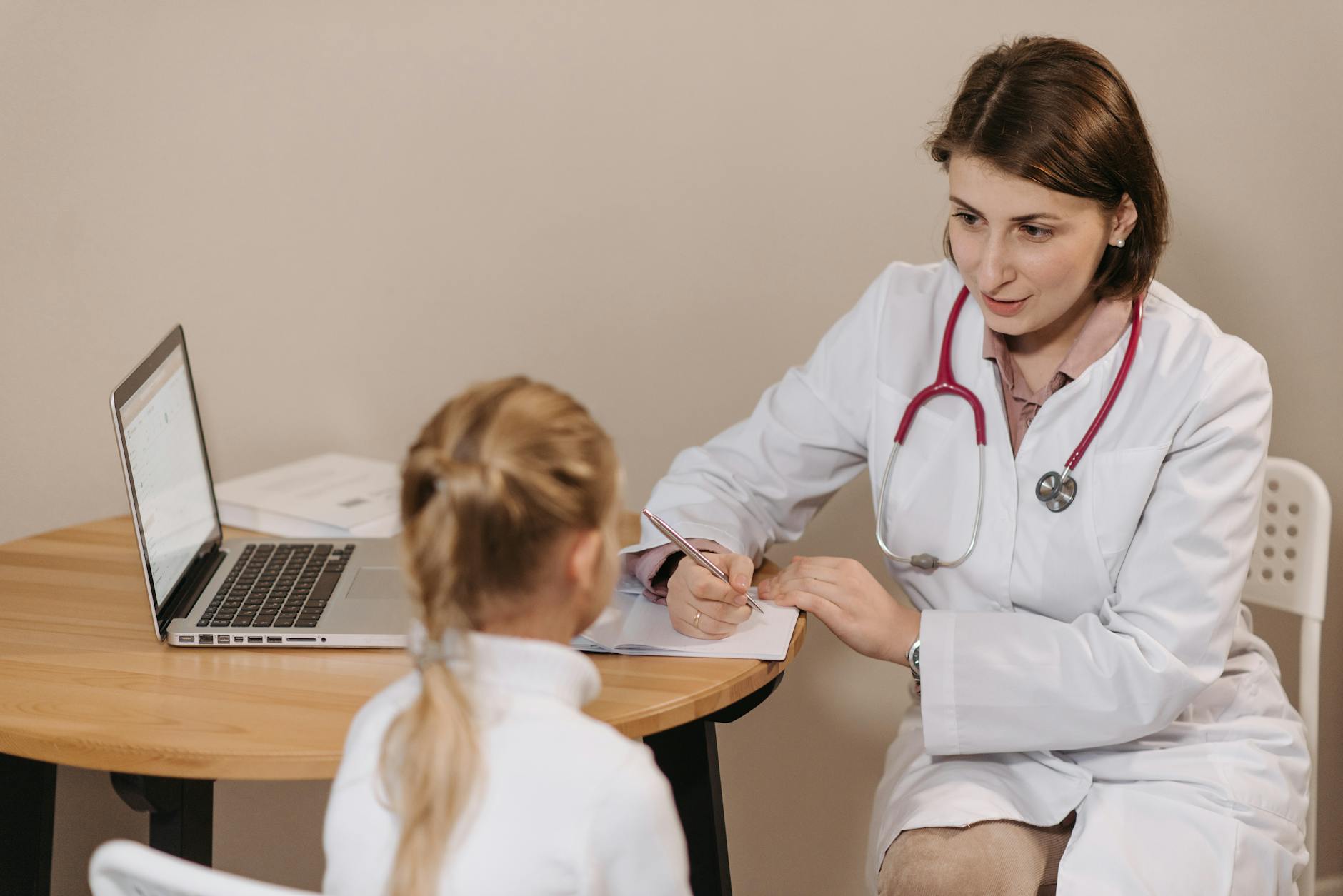 Mi hijo vomita la medicina: ¿por qué le ocurre y qué hacer? - Fuente: Pexels