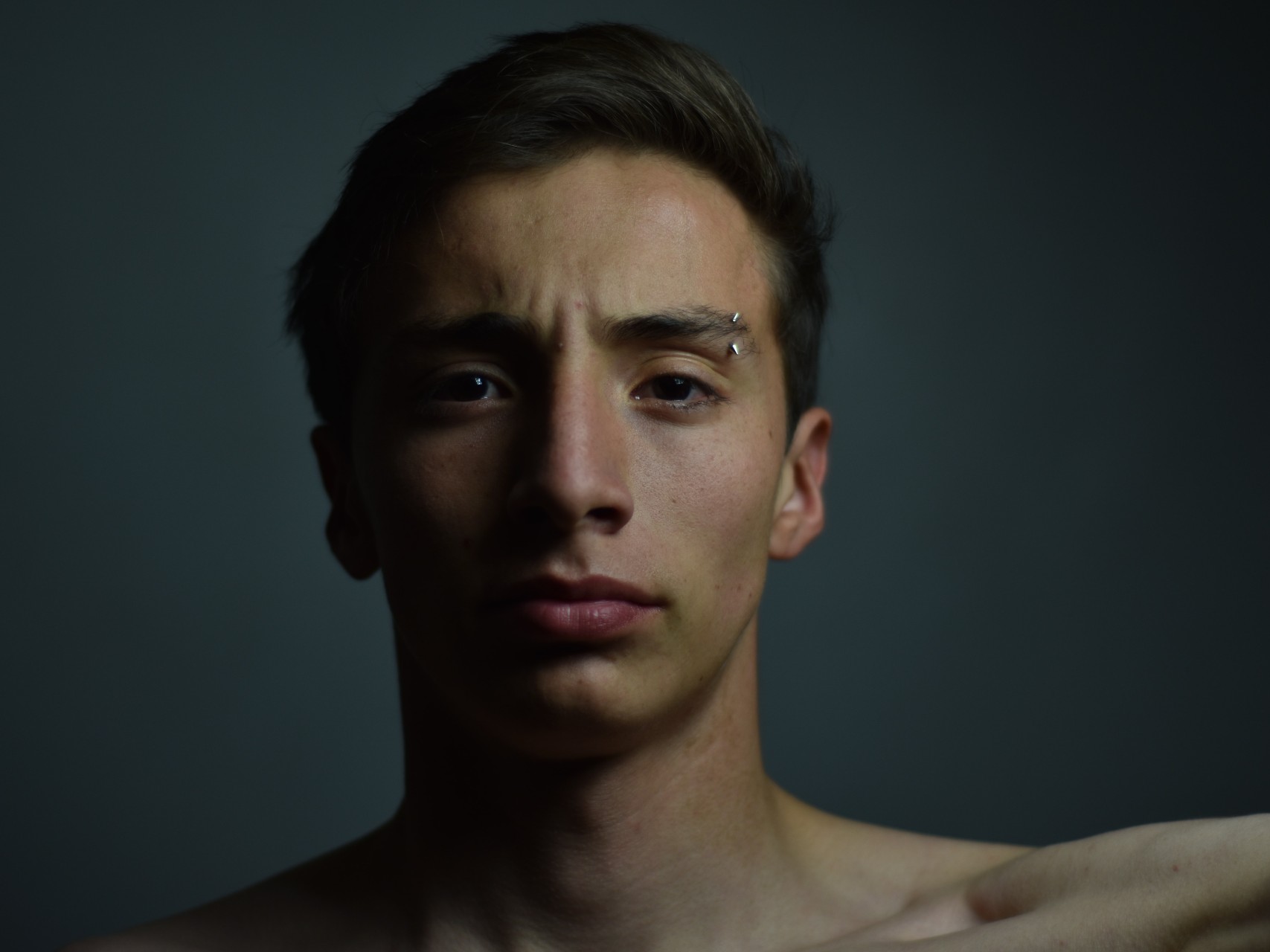 Joven con piercing (Foto: Pexels)