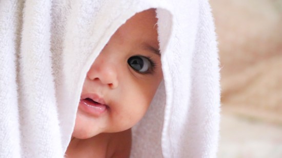 ¿Debemos aplicar crema hidratante a los niños tras el baño?