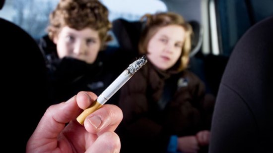 Detenidas dos mujeres por echarle el humo de marihuana a un niño