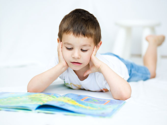 niño leyendo inglés