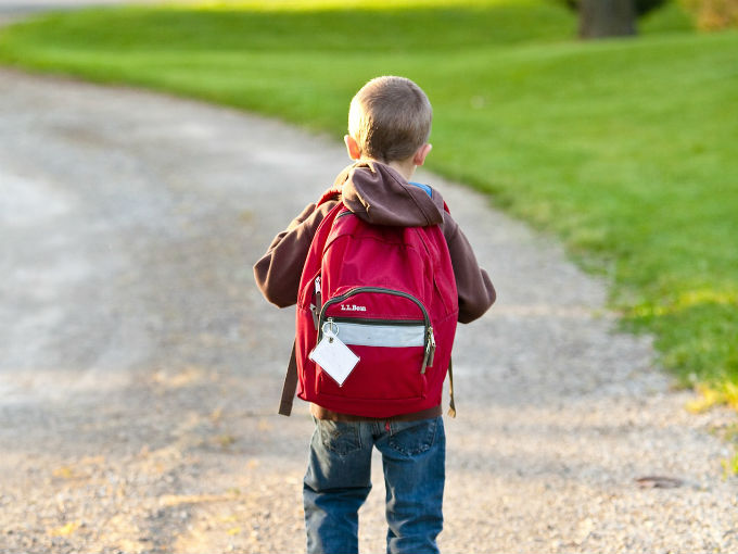 Niño con mochila