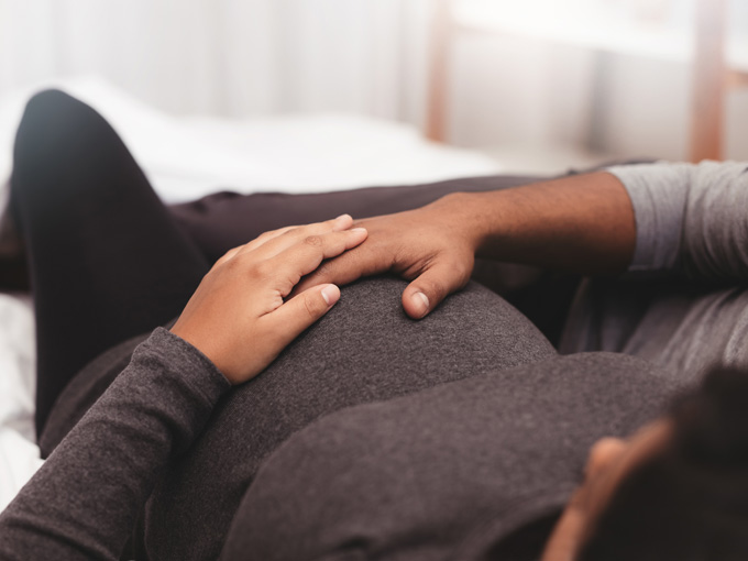 embarazada pareja cama
