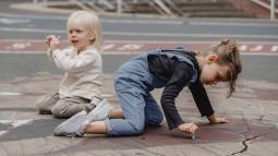 Mi niño no interactúa con otros al jugar: ¿qué es el juego en paralelo?