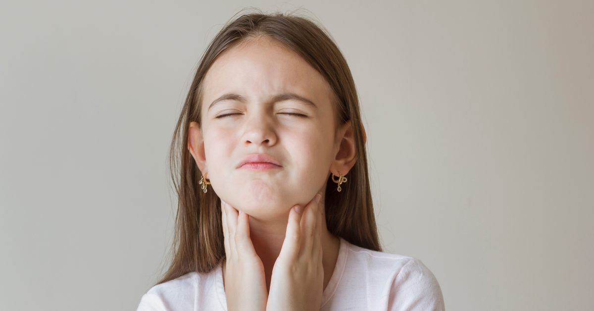 ¿Puede ser la laringitis un síntoma de COVID-19 en niños?