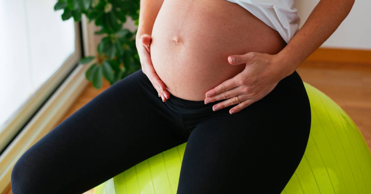 Ejercicios para embarazadas con pelota de pilates que puedes hacer en casa