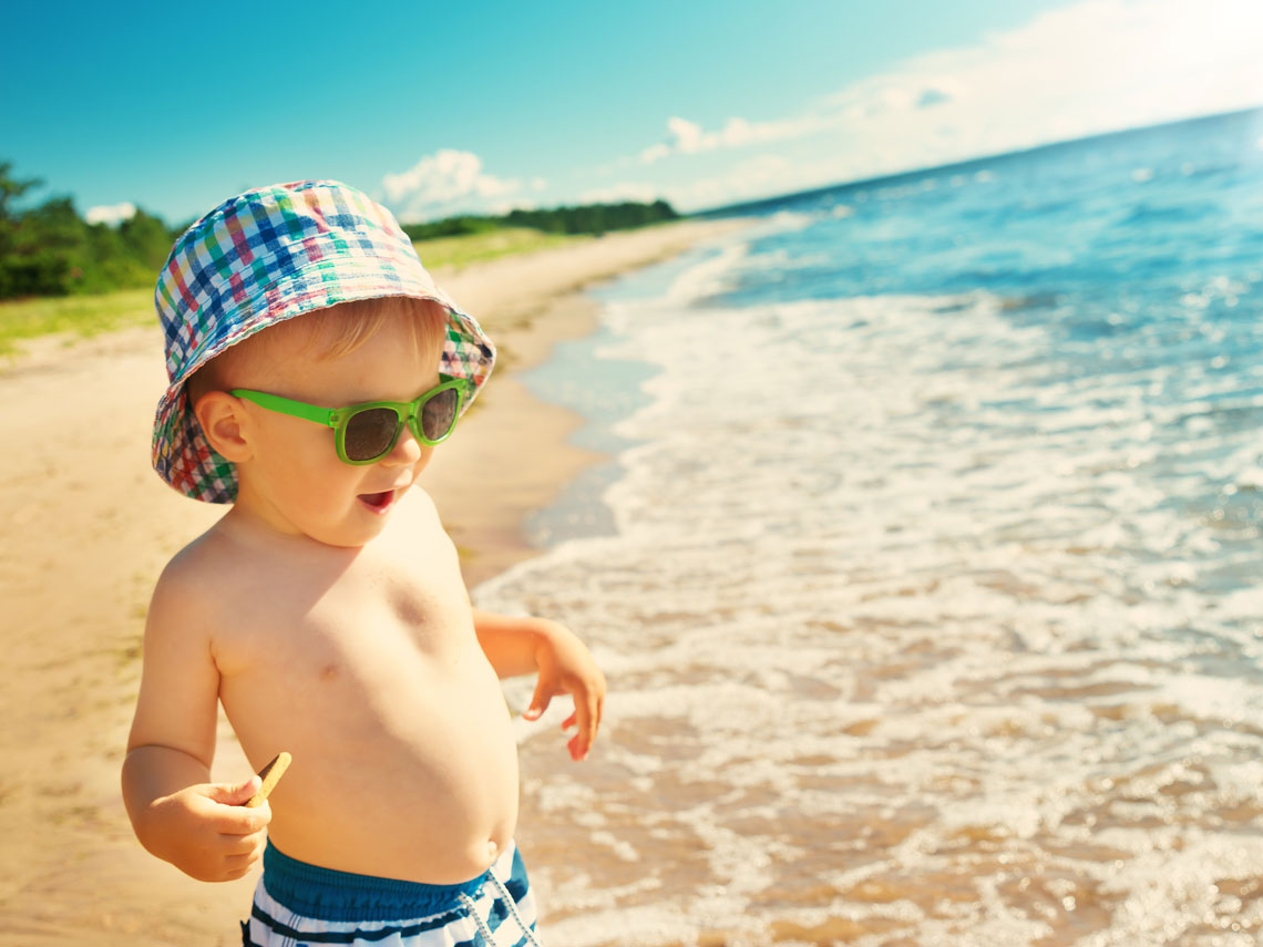 Juegos de estimulación para el bebé en la playa