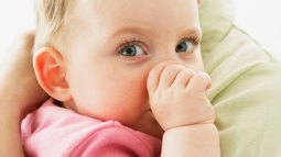 ¿Por qué mi bebé llora con los extraños?