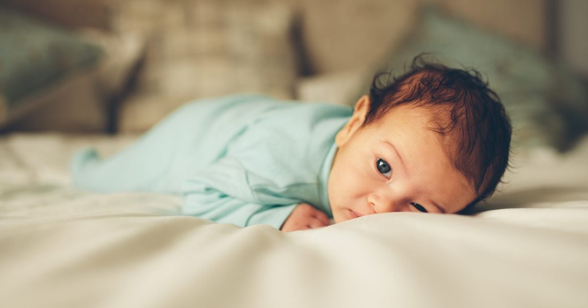 ¿En qué mes se dan la vuelta los bebés?