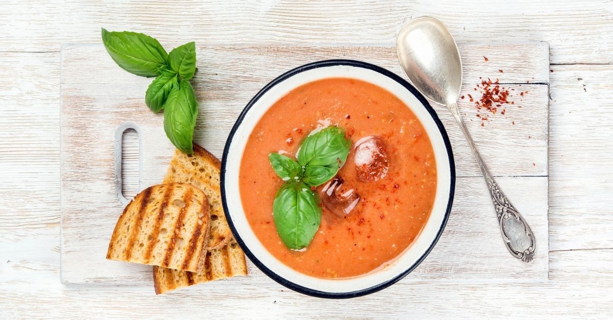 Si estás embarazada, mucho cuidado con beber gazpacho