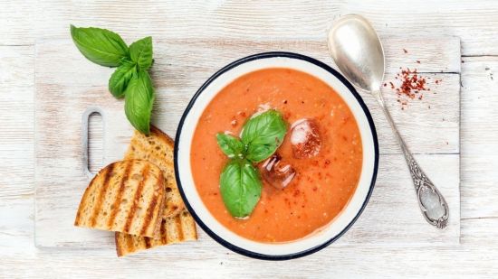 Si estás embarazada, mucho cuidado con beber gazpacho