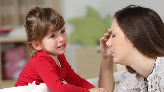¡Está insoportable cuando le sacamos de la rutina! Cómo gestionar el cansancio de tu hijo