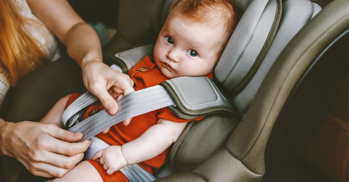 Lo que no debes hacer al poner a tu hijo en la sillita del coche