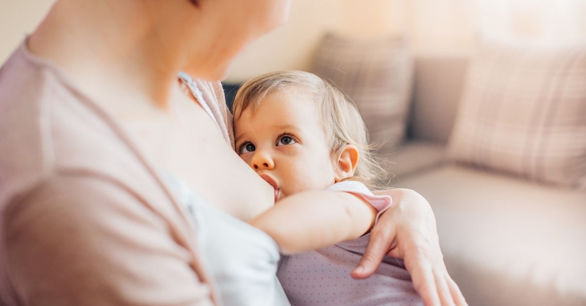 ¿Qué pasa si un bebé lactante ve las mamas de su madre?