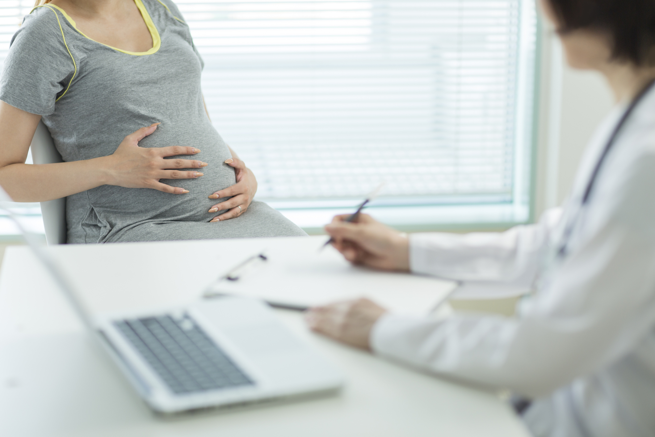Herpes neonatal: la infección grave que se transmite al bebé a través del parto