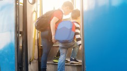 Si tu hijo tiene que ir solo al instituto esto es lo que debes tener en cuenta