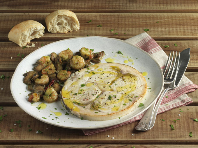 Rodaja de pez espada con champiñones y gambas al ajillo