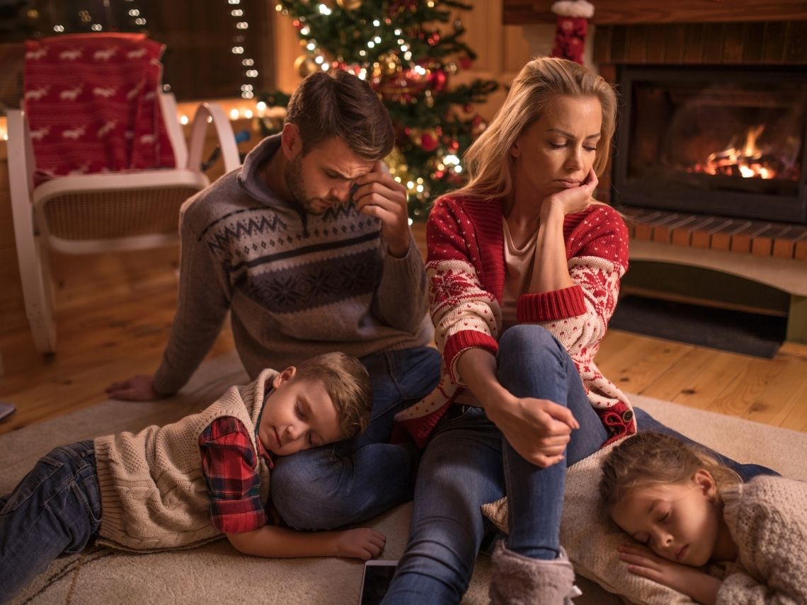 niña saltando en la cama en navidad