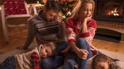 niña saltando en la cama en navidad