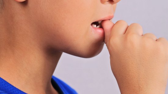 ¿Qué hago si mi hijo se muerde las uñas?