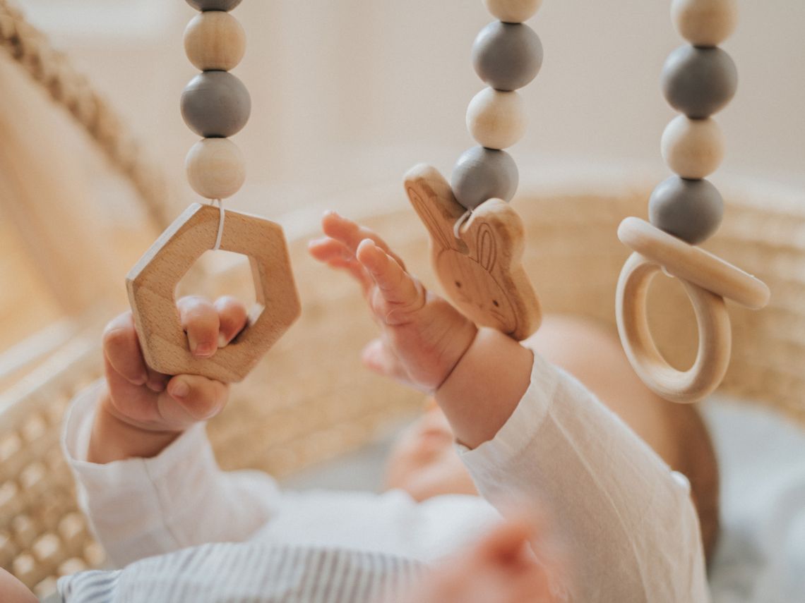 Las manitas del bebé son su primer juguete: cómo jugar con ellas