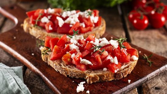 ¿Qué cenar sano y fácil de preparar? Tres tostas diferentes