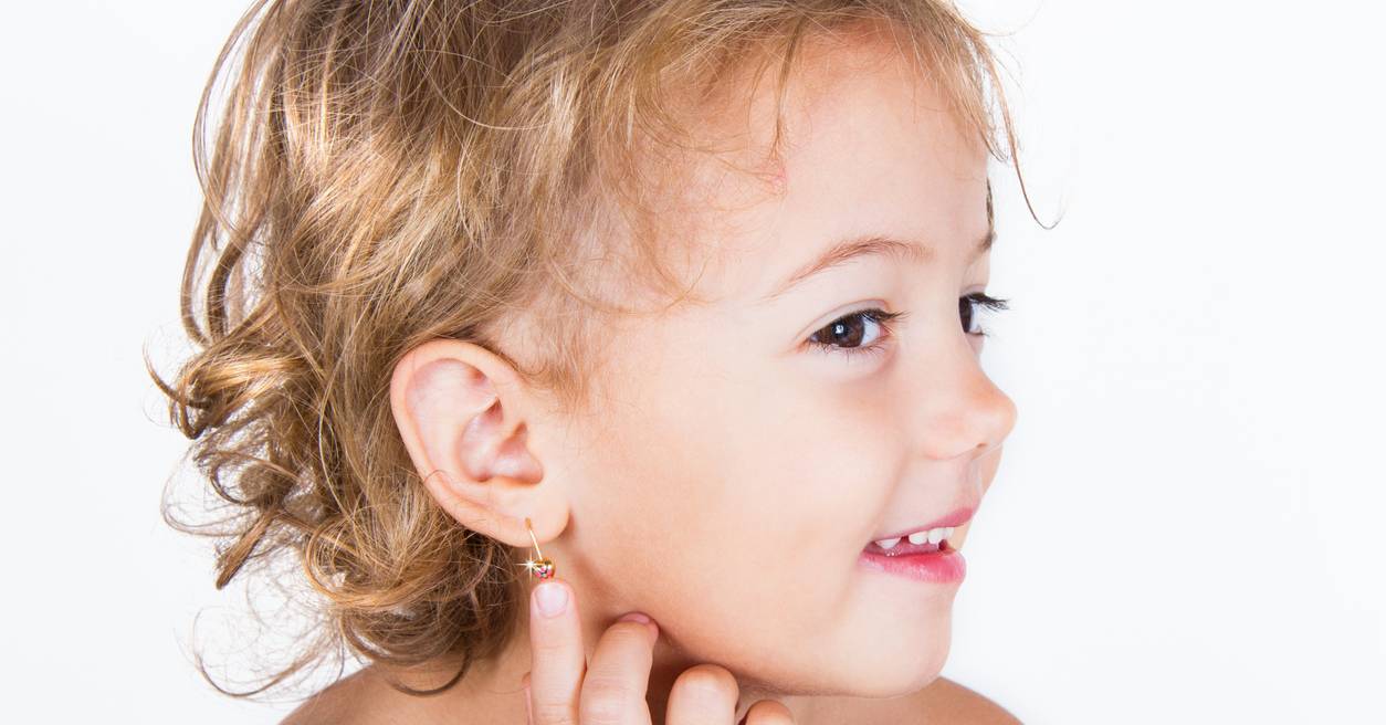 Todo lo que debes tener en cuenta para decidir si poner pendientes a tu hija