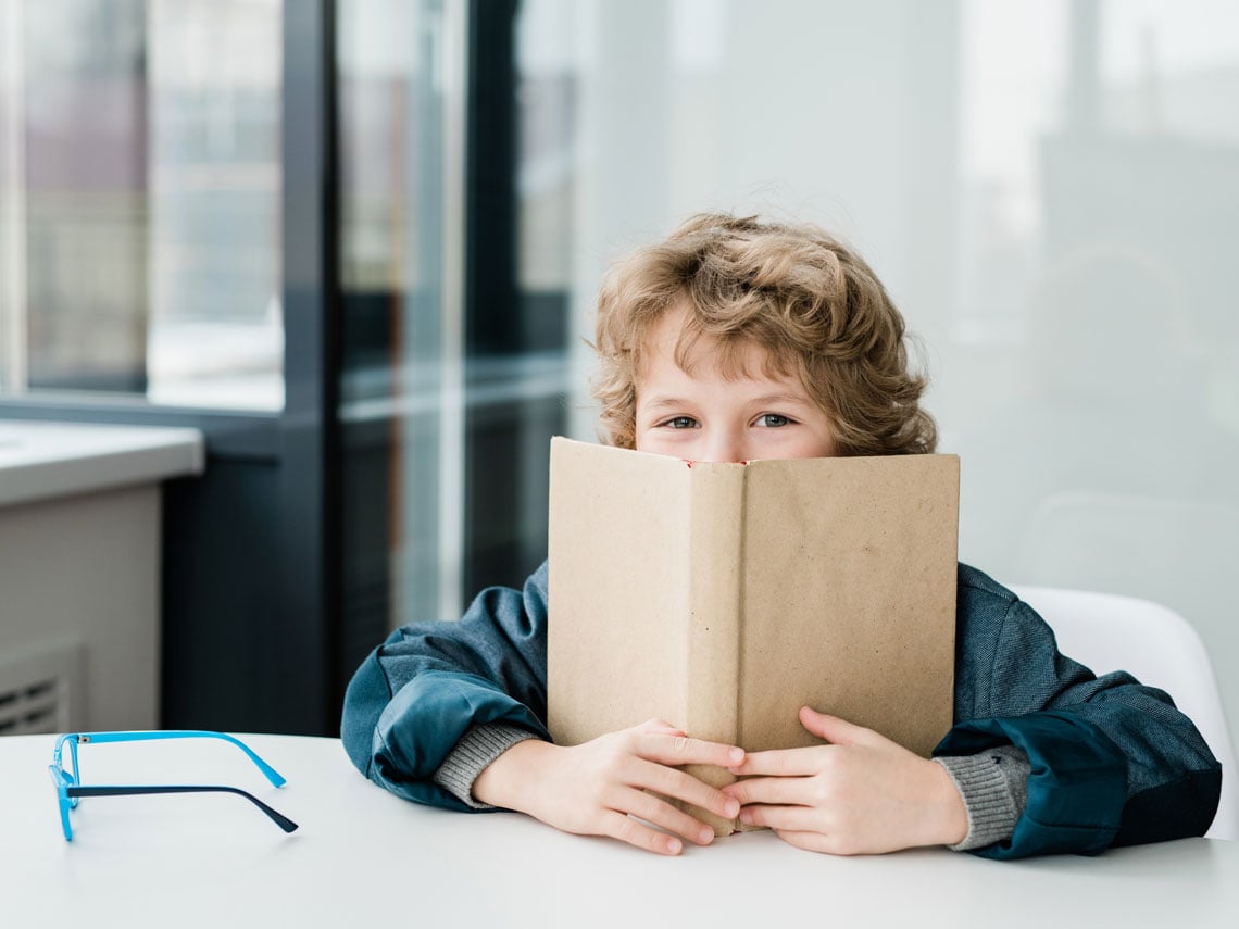 niño estudiando