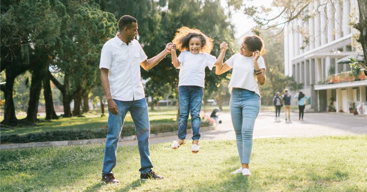 ¿Es bueno que mi hijo se salte clases puntualmente por hacer planes con sus padres?