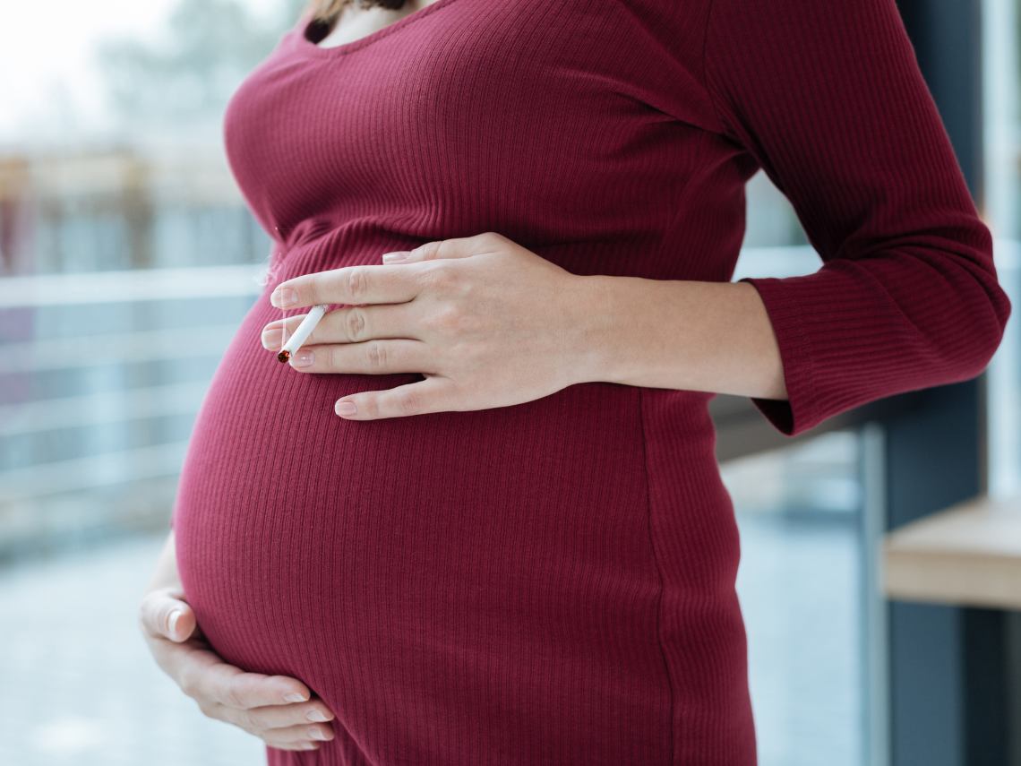 Un nuevo estudio alerta de los peligros de fumar durante el embarazo