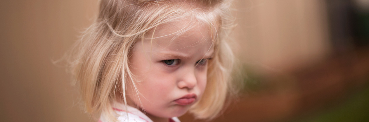 niña enfadada control de agresividad