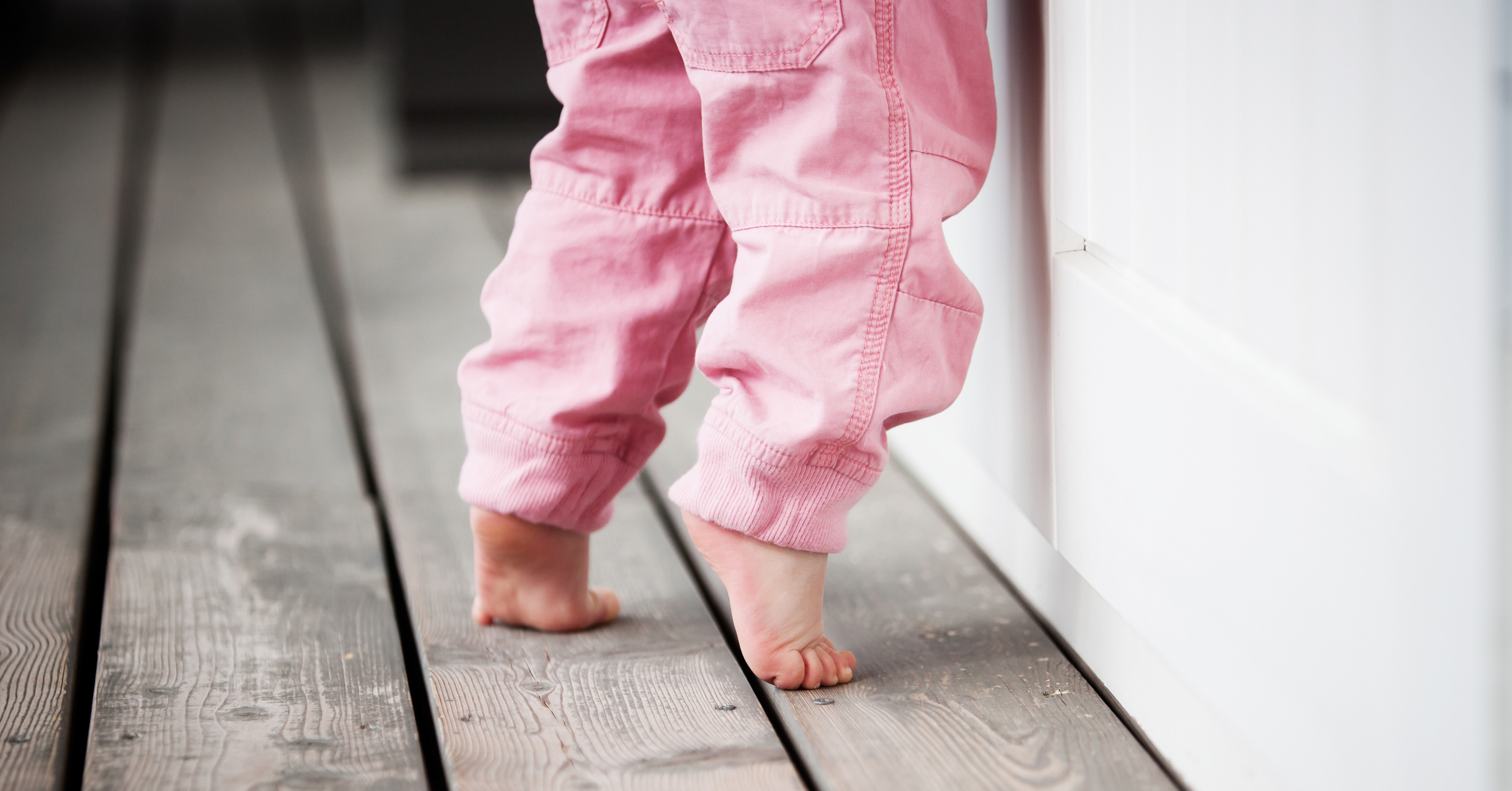 Mi hijo anda de puntillas: ¿me debo preocupar?