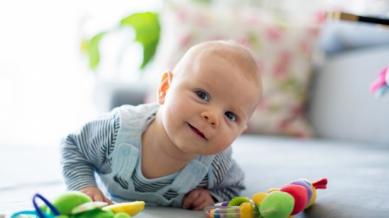 Juegos de estimulación para bebés de 0 a 6 meses
