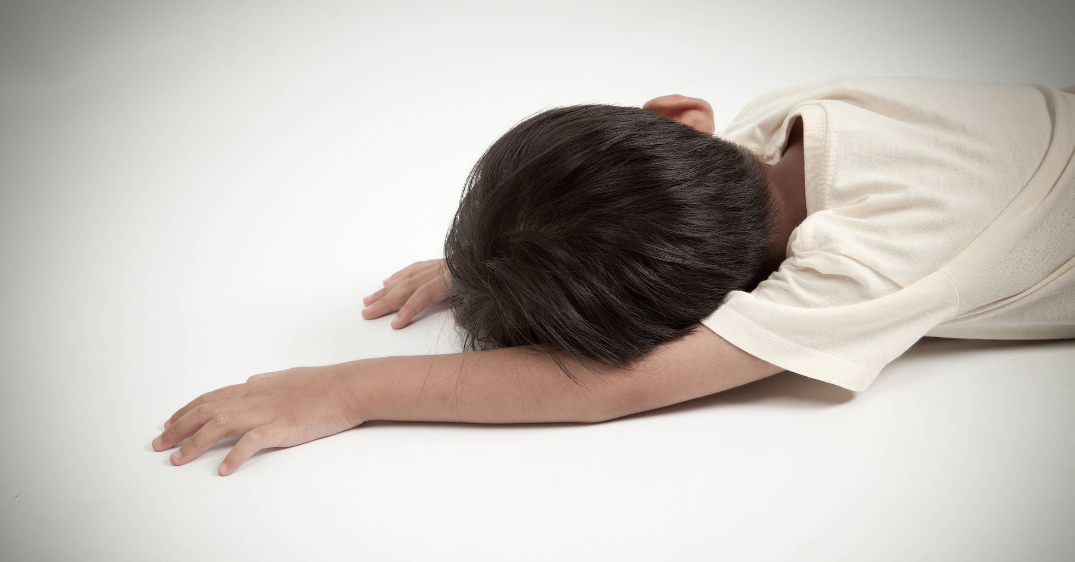 Cómo es la posición lateral de seguridad en los niños