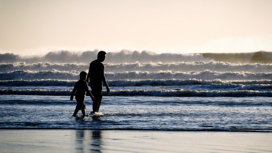 Padre e hijo por las playa hablando