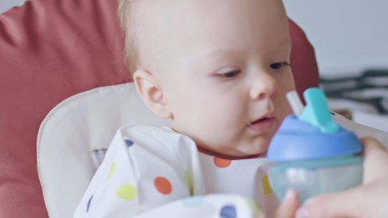Bebé con vaso de agua