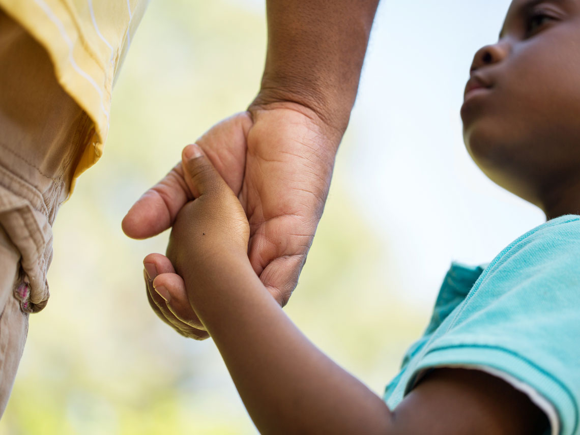 padre y niño de la mano