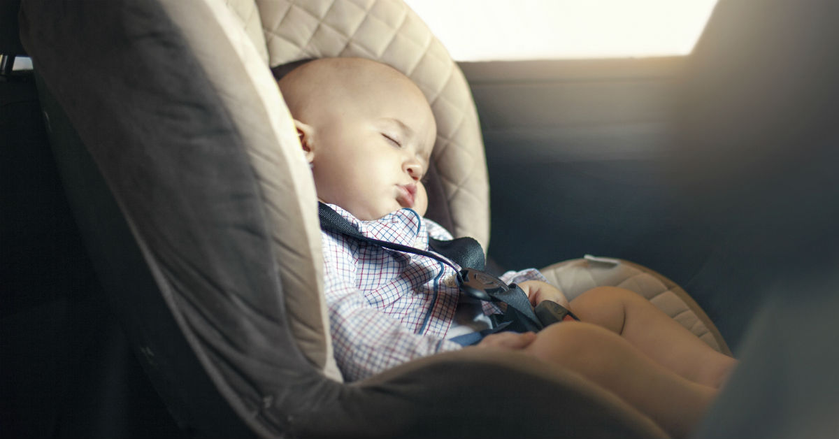 ¿Por qué no se puede dejar a los niños solos en el coche?