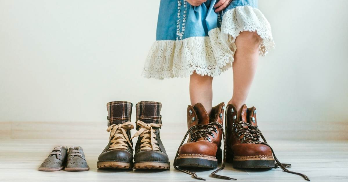 Razones por las que tus hijos no deberían llevar zapatos que les queden grandes