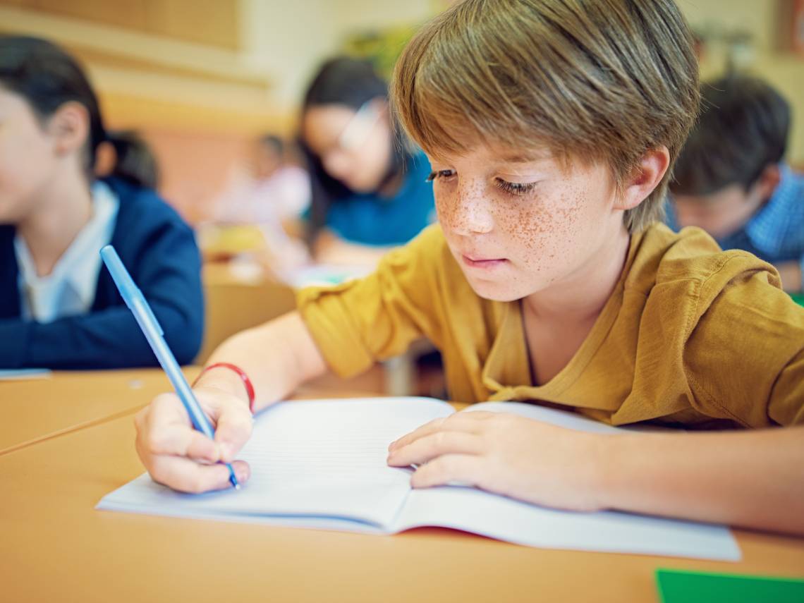 niño escribiendo