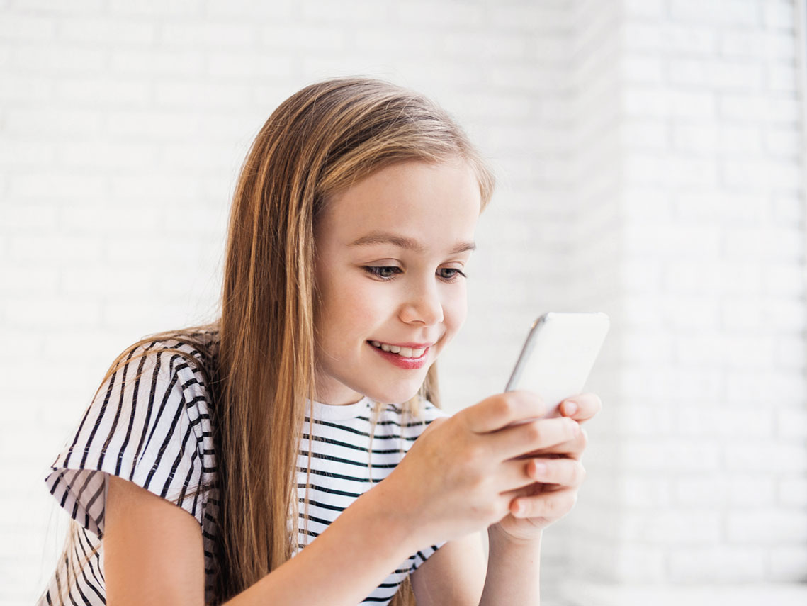 niña con teléfono móvil