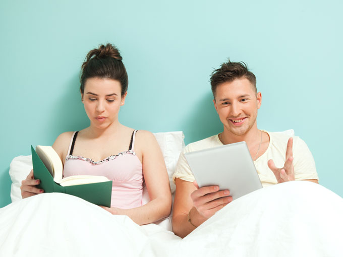 pareja leyendo en la cama