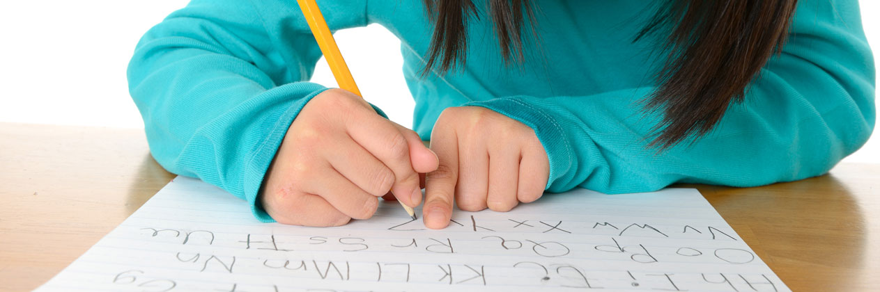 niña aprendiendo a escribir