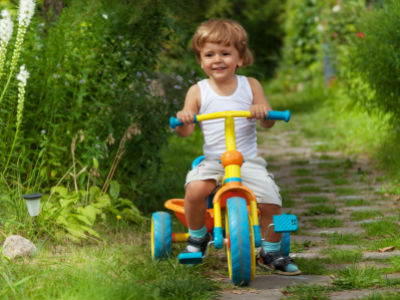 ¡Cómo disfruta montando en triciclo!