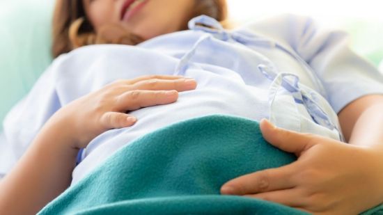 Ejercicios y posturas que ayudan a aliviar el dolor del parto
