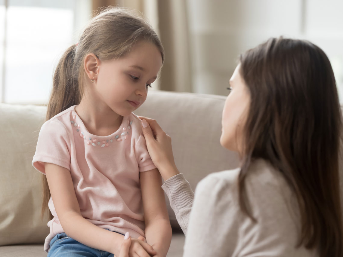 madre hablando con niña