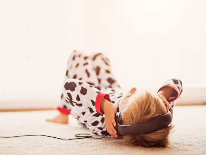 niño escuchando música