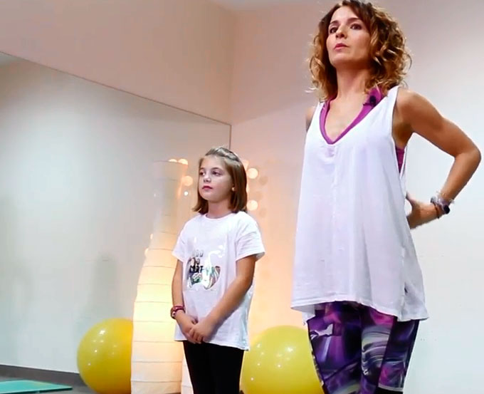 Posturas de yoga para niños: saludo al sol
