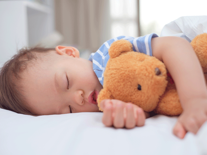 ¿Por qué mi hijo tarda horas en conciliar el sueño? Consejos para evitarlo